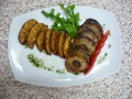 Говядина, запеченная с моченым яблоком и печеным картофелем