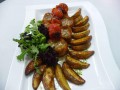 Медальоны из свинины с томатами черри и печеным картофелем