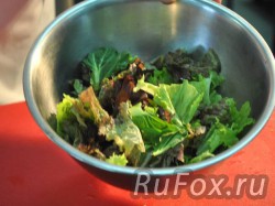 Соединить нарезанные овощи с листом салата.
