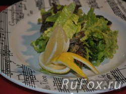 На тарелку выложить порванный лист салата, добить лимон.