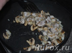 Обжарить лук, грибы и куриное филе на растительном масле. Добавить соль и перец.
