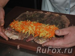 Уложить на один край фарш из сыра, моркови и чеснока.