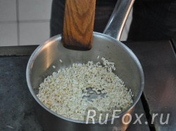 Рис обжарить на оливковом масле до прозрачности.