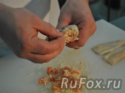 Нафаршировать тушки кальмаров фаршем из помидоров конкасе и тертого сыра пармезан.