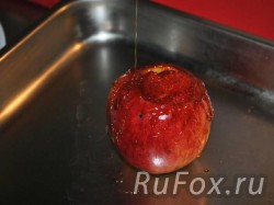Полить яблоко карамелью. Запекать в духовке 12 минут при температуре 180 градусов.