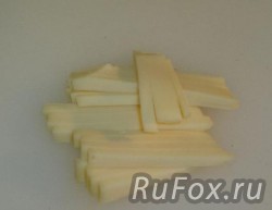 Сыр нарезать соломкой.
