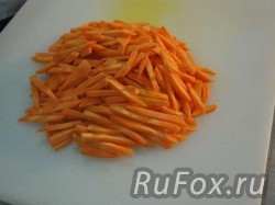 Нарезать крупной соломкой морковь.