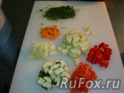 Нарезать кубиками болгарский перец, очищенный баклажан, цукини, помидор, морковь, лук. Нарубить зелень и чеснок.