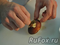 После варки убрать с яиц чулок и отлепить листики петрушки.