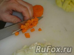 Нарезать кубиками морковь.