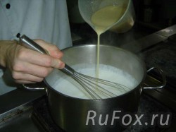 В нагретое в кастрюле молоко вылить молоко с концентратом "Заварной крем". Тщательно перемешать.