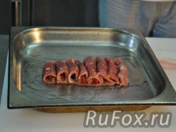 Выложить мясо на противень смазанный растительным маслом. Запекать в духовке 10 минут при температуре 180 градусов.