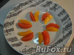 Сегменты апельсина выложить на тарелку к сегментам грейпфрута.