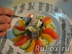 Готовый салат через форму выложить на тарелку.