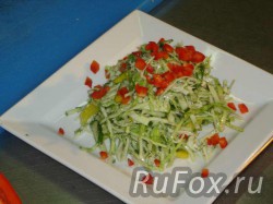 Выложить салат на тарелку, украсить красным болгарским перцем.