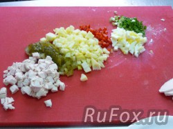 Нарезать курицу, соленый огурец, картофель, болгарский перец, яйцо и зелень.