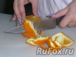 Очистить апельсин.