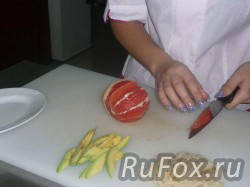Очистить грейпфрут и вырезать из него сегменты.