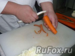 Очистить морковь от кожуры.