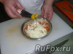 Соединить морковь и кабачок, добавить соевый соус.