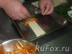 На противень смазанный растительным маслом выложить полоску теста, на тесто выложить фарш из моркови, сельдерея и кабачка. свернуть тесто рулетиком.