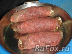 Завернуть мясо рулетиком. Запекать в духовке 12-15 минут при температуре 200 градусов.