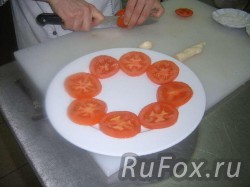 Выложить помидоры на тарелку.