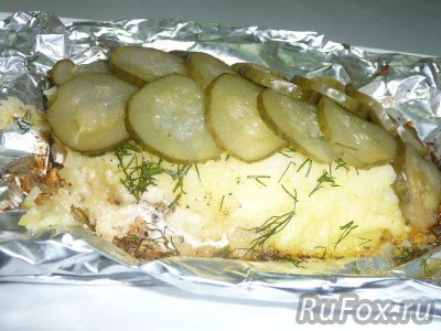 Масляная рыба запеченная с картофелем и соленым огурцом