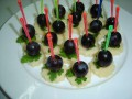 Канапе из винограда и сыра