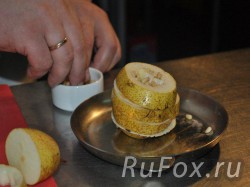 На форме для запекания выложить кольца груши, заполняя их резаным сыром бри, кедровым орехом и соусом "Яблочная карамель". Кольца груши переслоить кругами из блинов.
