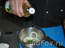 Замариновать лук маслом растительным и уксусом.