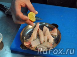 Сбрызнуть филе рыбы соком лимона и растительным маслом.