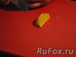 Очистить апельсин от цедры.