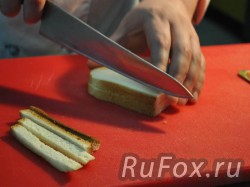Срезать корочки с хлеба для тостов и разрезать на треугольники.