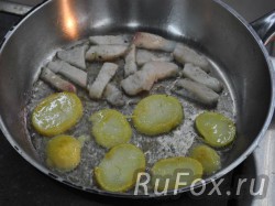 Обжарить рыбу и картофель на растительном масле.