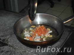 Морепродукты обжарить с помидорами на оливковом масле.