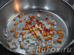 Обжарить на растительном масле лук, морковь и болгарский перец.