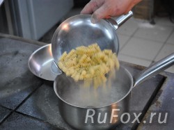Отварить макароны в подсоленной воде с маслом.