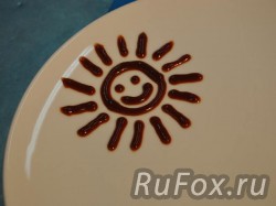 На тарелке соусом нарисовать солнышко.