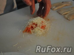 Нарезать помидоры конкасе и соединить с тертым сыром пармезан.