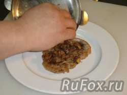 Выложить на тарелку, сверху мяса уложить жаренные с луком шампиньоны.