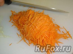 Натереть на корейской терке морковь.