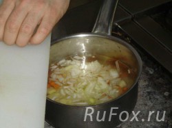 Поставить вариться лук, картофель и морковь.