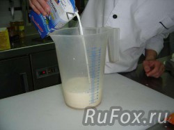 Вторую часть молока вылить в мерную емкость.