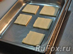 Порезать тесто на квадратики и выложить на смазанный растительным маслом противень.