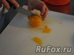Очистить апельсин и порезать на сегменты.