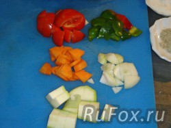 Крупно нарезать кабачек, лук, морковь, болгарский перец, помидор.