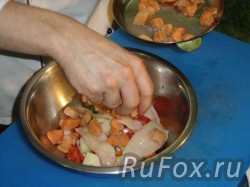 Соединить овощи, добавить филе лосося и кальмар.