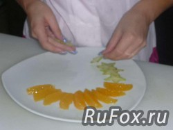 Выложить на тарелку сегменты апельсина и карамболь.