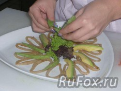 В центр тарелки выложить лист салата.